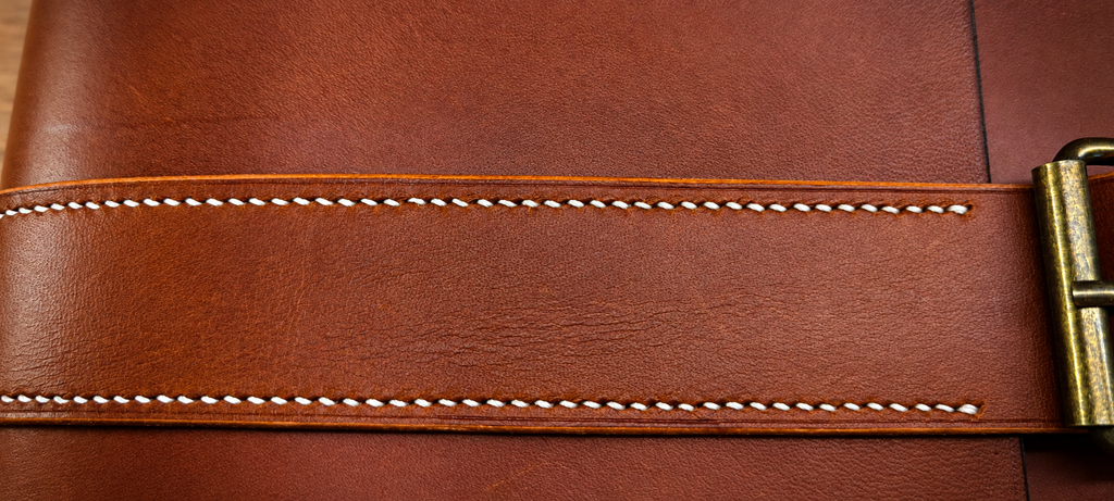 Handgefertigte Leder-Laptoptasche „Heritage“. Detailaufnahme Naht