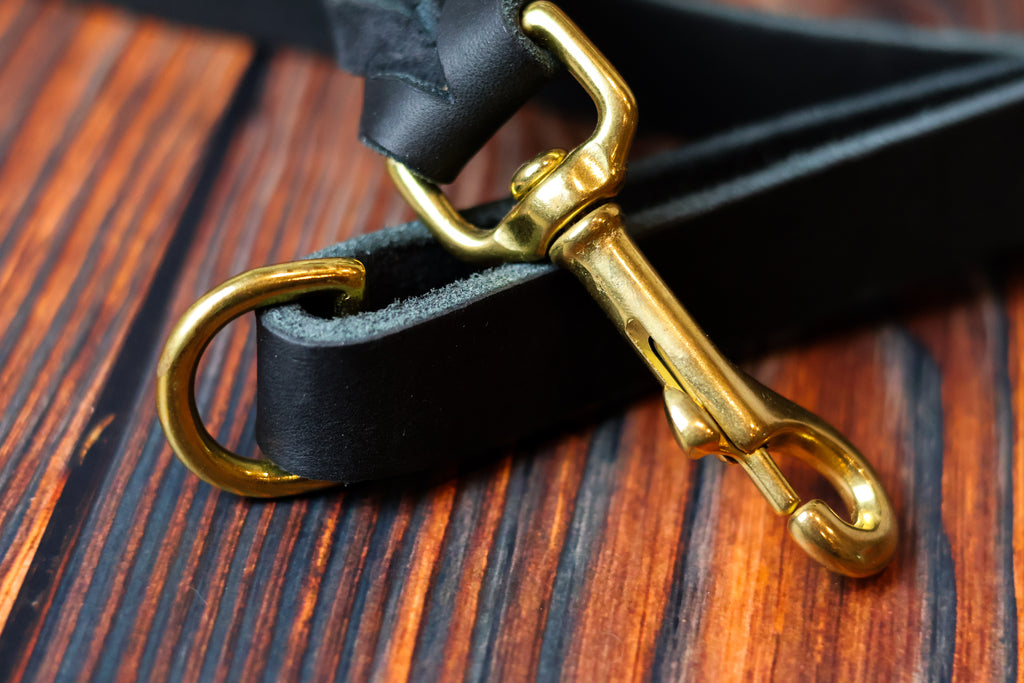 Geflochtene Hundeleine aus Fettleder, 1,50 m lang. Detail Karabiner