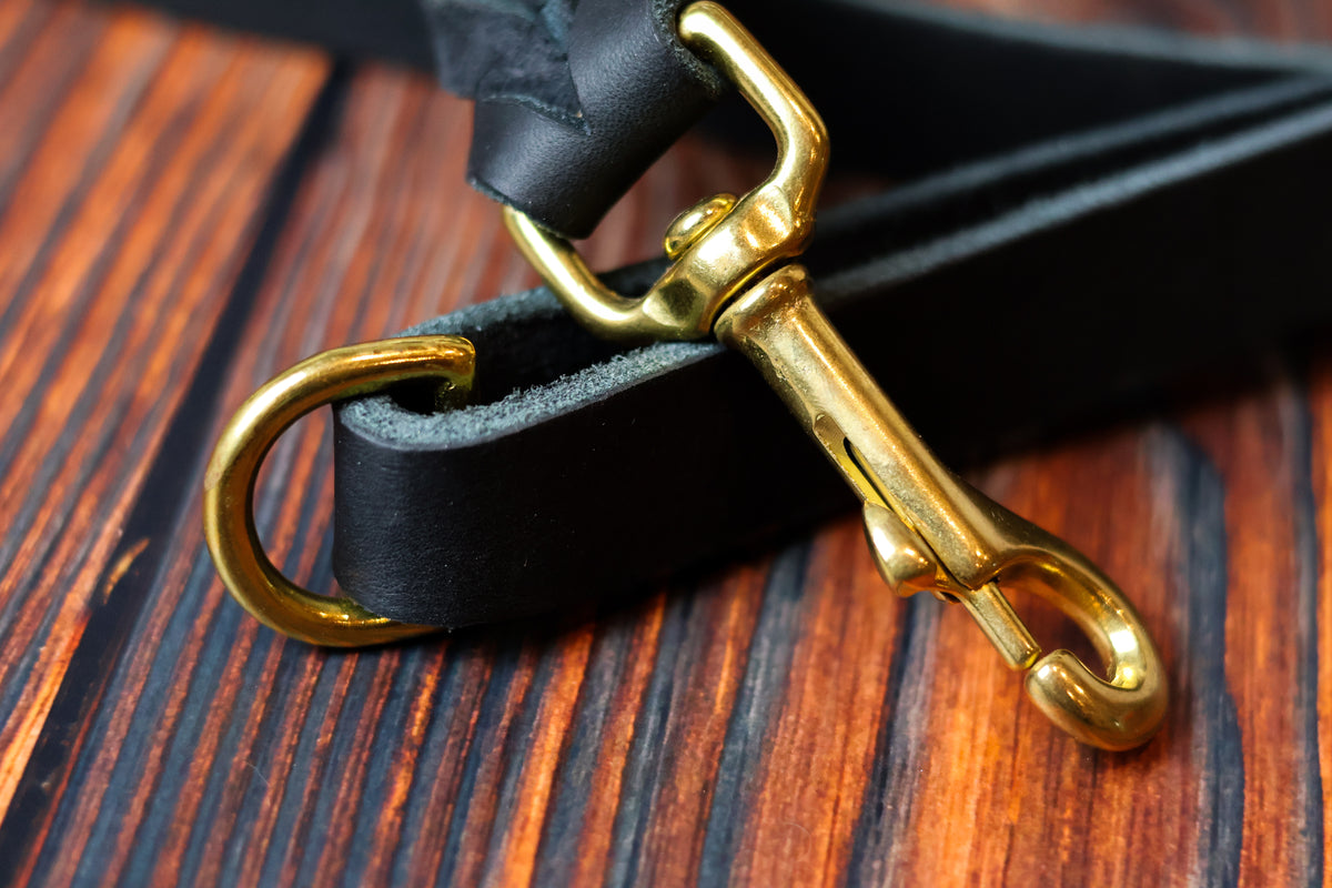 Geflochtene Hundeleine aus Fettleder, 1,50 m lang. Detail Karabiner
