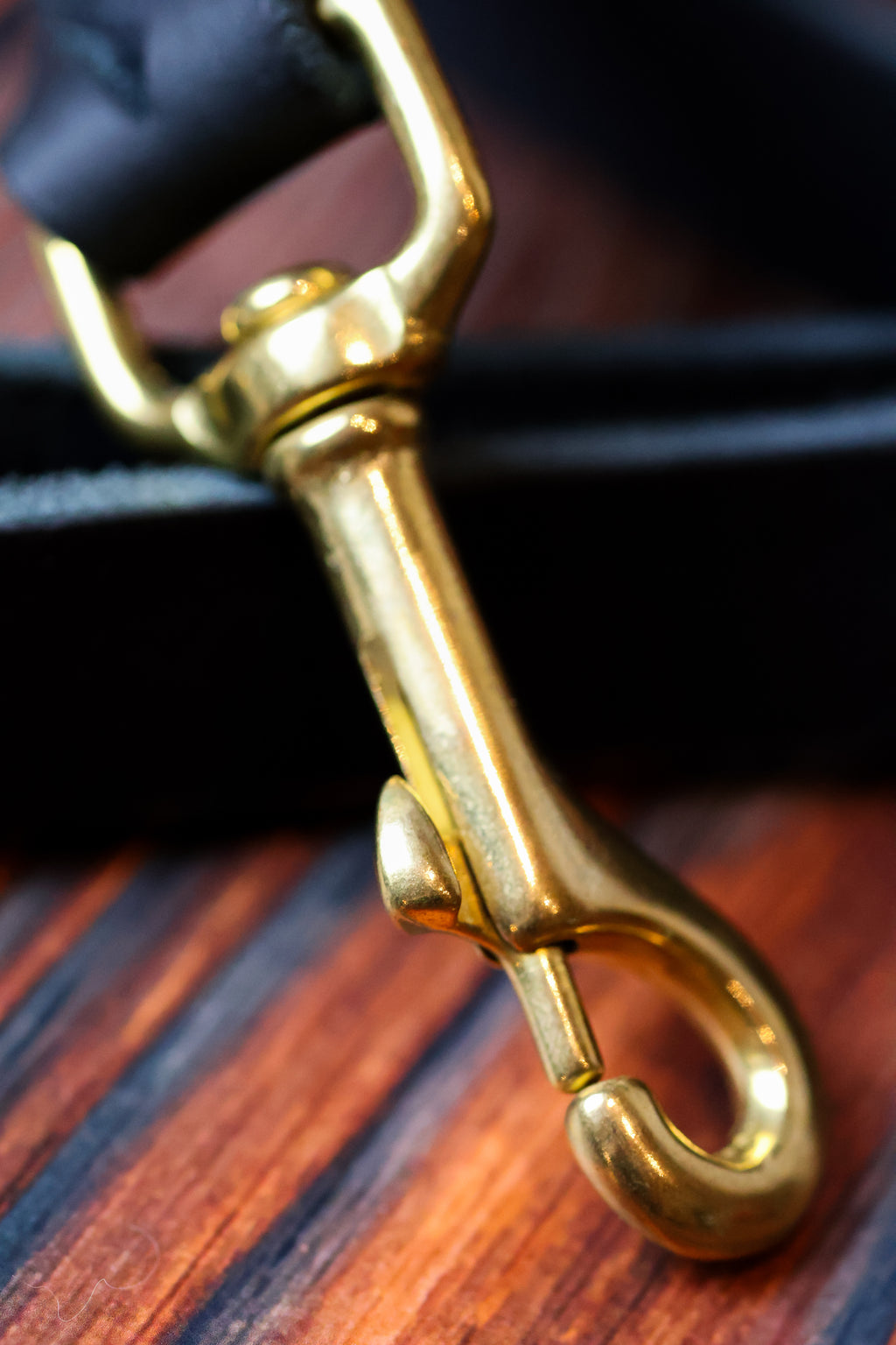 Geflochtene Hundeleine aus Fettleder, 1,50 m lang. Detailansicht Karabiner