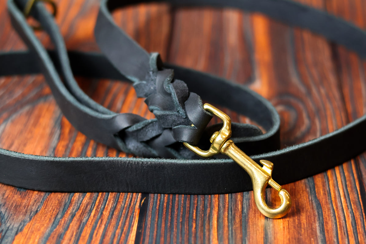 Geflochtene Hundeleine aus Fettleder, 1,50 m lang. Karabiner Ende