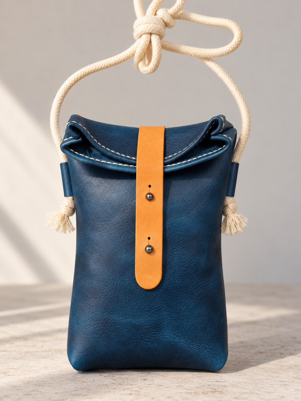 Handgefertigte Leder-Rolltop-Tasche „Mara“ mit Kordelriemen. Detail Blau Verschluss