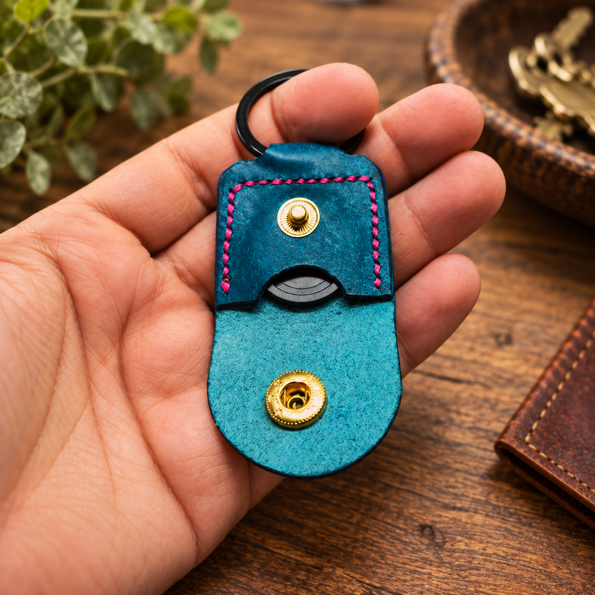 Handgefertigtes Talertäschchen aus Leder für Einkaufswagenchip und Münze. In der Hand gehalten, offen.