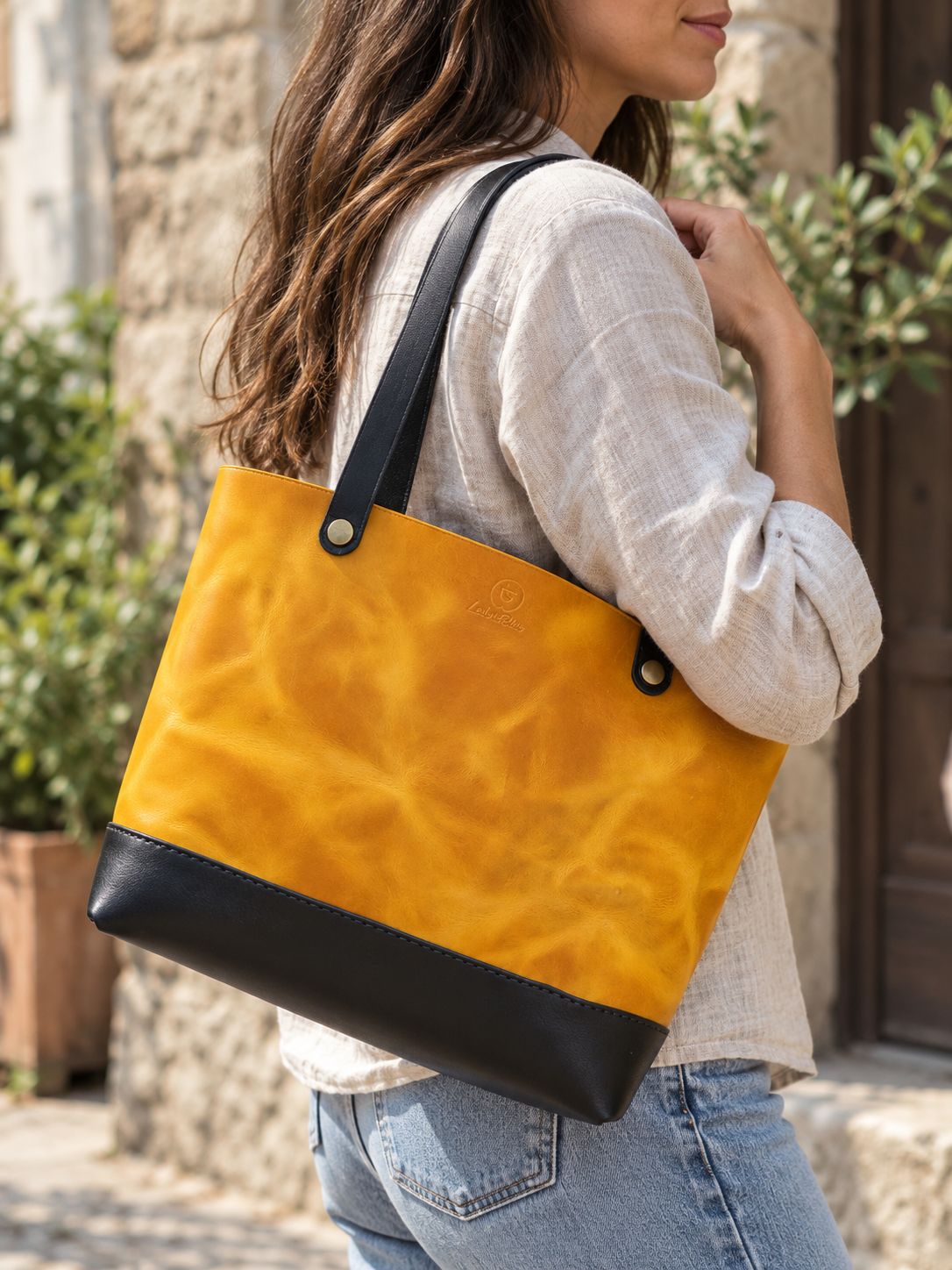 Handgefertigte Leder Tote Bag „Mabel“ aus italienischem Leder. Getragen draußen